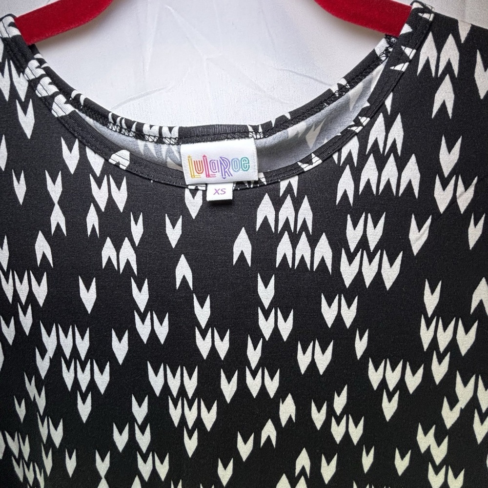 LuLaRoe Shirt Womens XS Black Irma With White Arrows Short Sleeve Top Tunic NWT - Picture 2 of 5